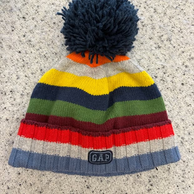 N156. 갭 방울비니