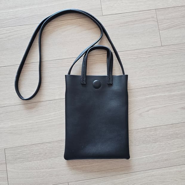 에잇세컨즈 블랙 스퀘어 미니멀 비건레더 크로스백 1회착