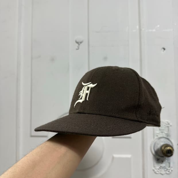 뉴에라 피어오브갓 에센셜 볼캡