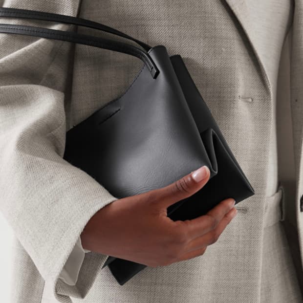 COS 코스 레더 미니 큐브백