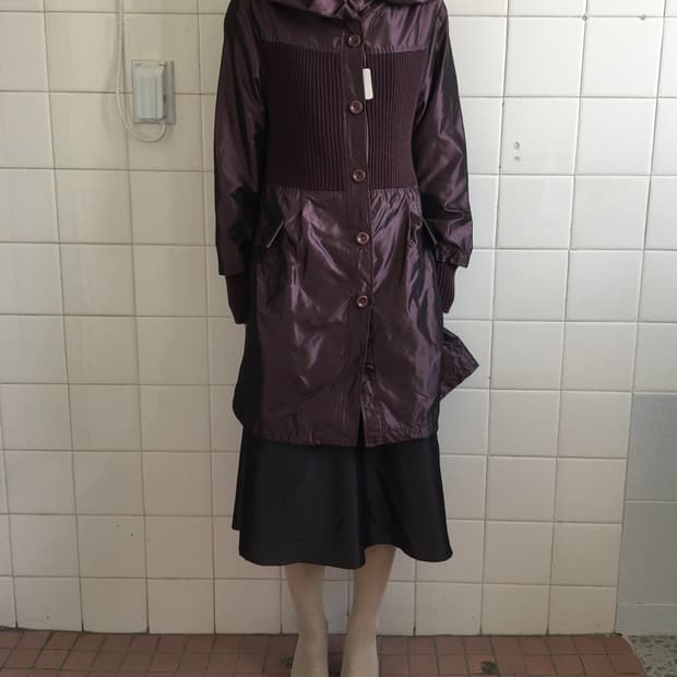 Thick neck line point glossy jacket