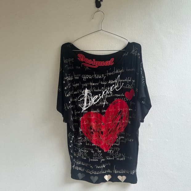 데시구알 티셔츠