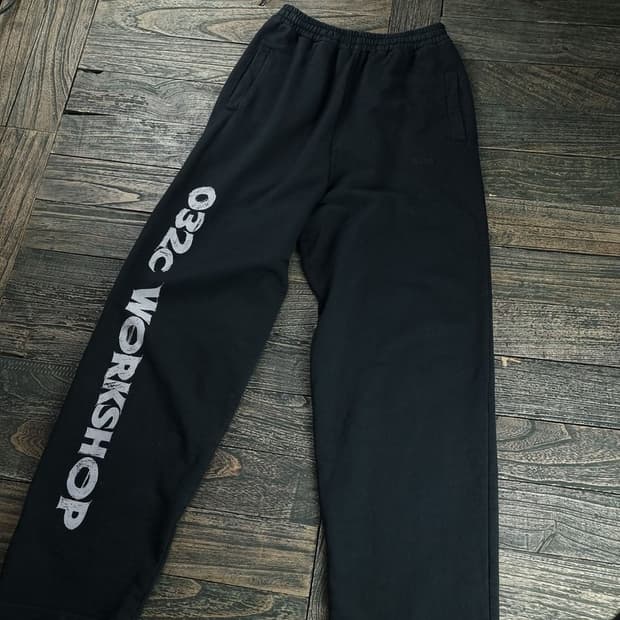 [032C] 워크샵 아웃로우 오버사이즈 스웨트 팬츠 블랙 P01421