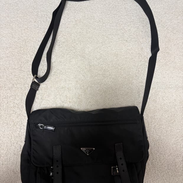프라다 포코노 메신저백 미디움사이즈
