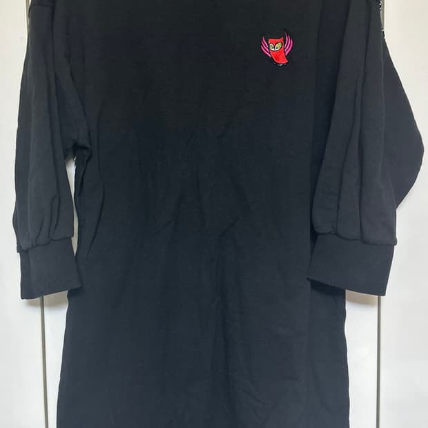 럭키슈에뜨 블랙 7부 소매 원피스 부엉이 자수