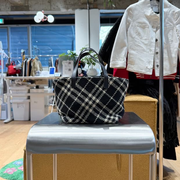 버버리 블랙 화이트 노바체크 울 토트백 