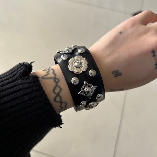 LEATHER ROLL BANGLE 가죽 롤뱅글