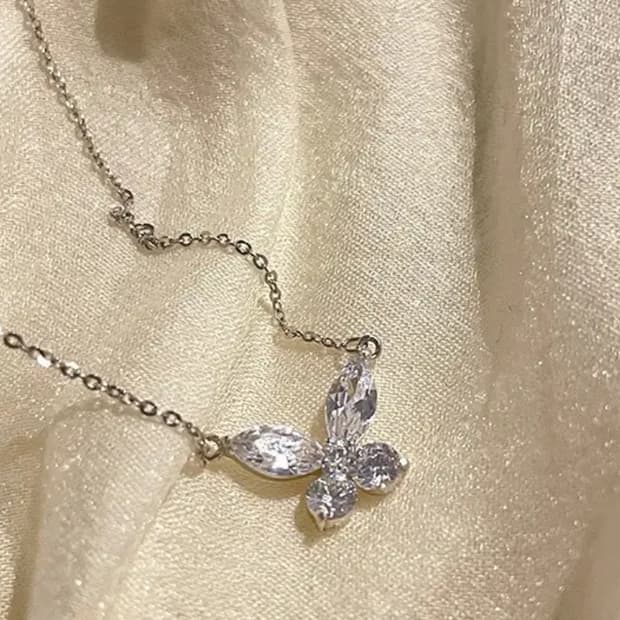 그라프 스타일 모이사나이트 나비 목걸이