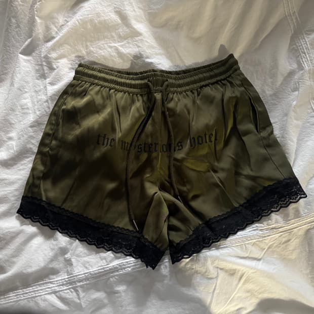 더미스테리어스호텔 레이스 쇼츠 - 카키