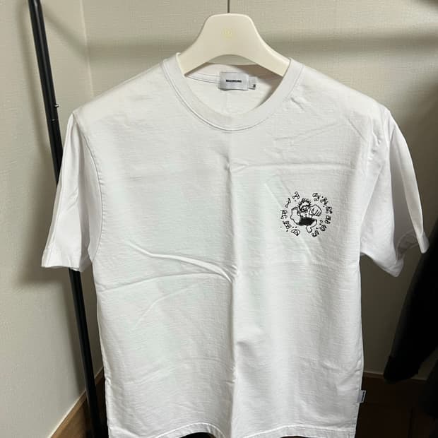 매스노운 흰색 반팔