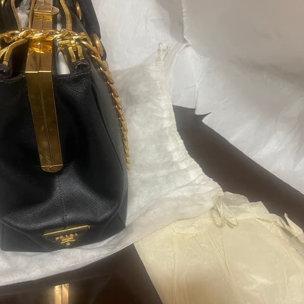 프라다 사피아노 닥터 골드 버클 토드백