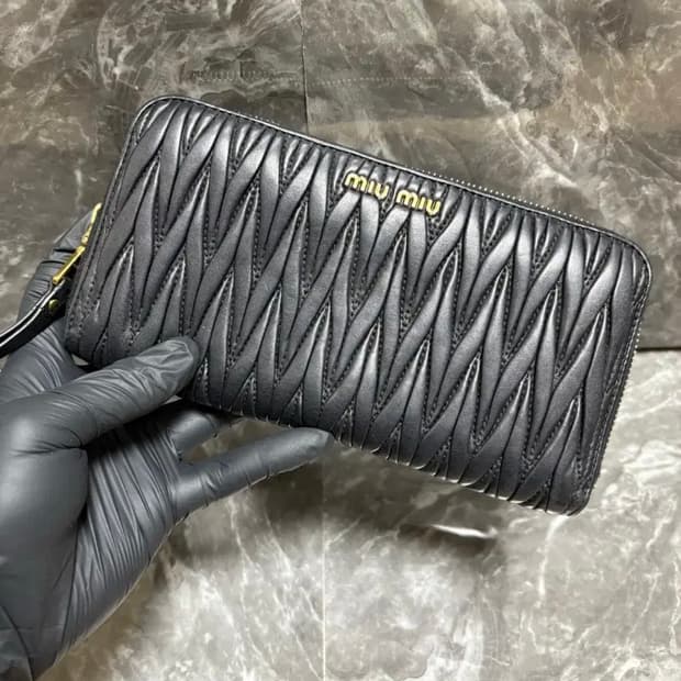 미우미우 마테라쎄 나파 가죽 장지갑