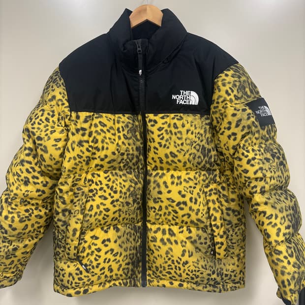 노스페이스 화이트라벨 노벨티 눕시 다운 자켓 프린트 골드 색상