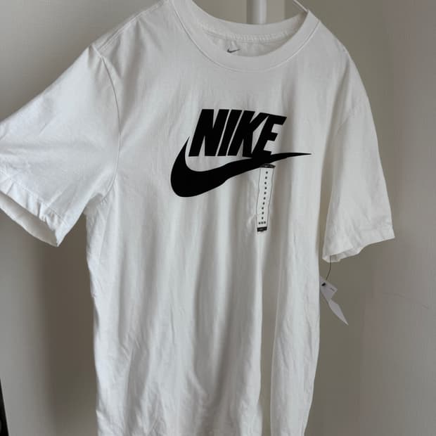 새상품)나이키 흰색 반팔 티셔츠 새상품 M