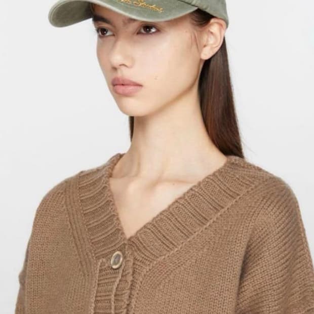 아크네 24SS 로고 자수 볼캡