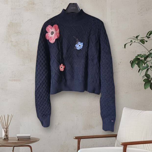 타미힐피거 네이비 플라워 자수 모크넥 크롭 여성 니트 55