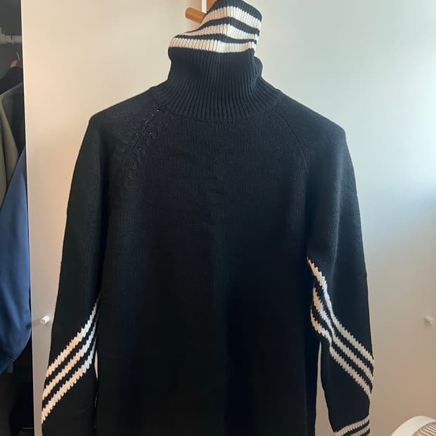 화이트마운티니어링 아디다스 니트