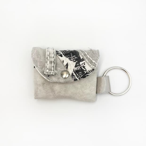 White Tomo card wallet