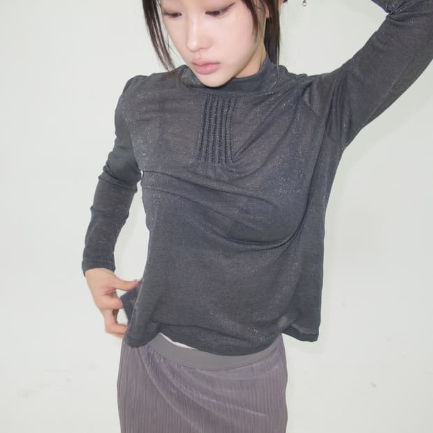 핀턱 디테일 메탈릭 하이넥탑