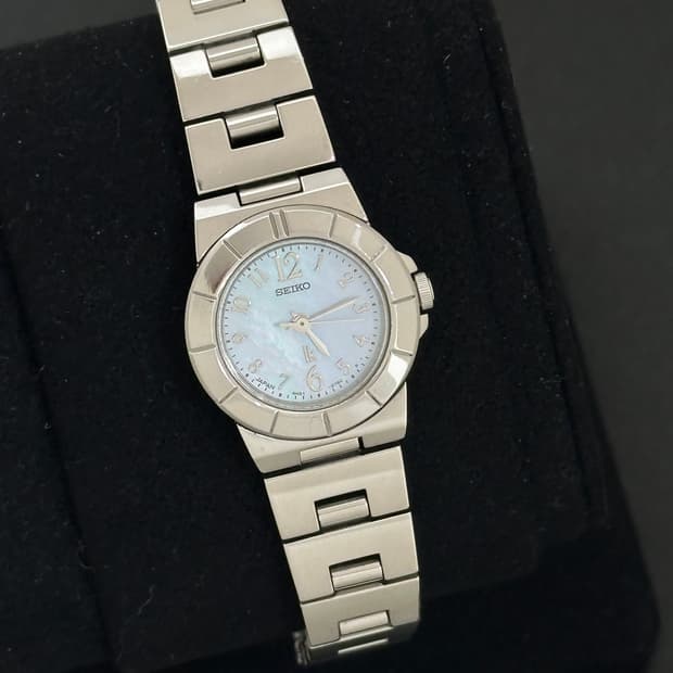 세이코 루키아  자개 다이얼 쿼츠 시계