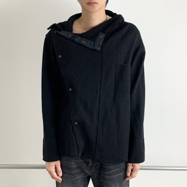 캐피탈 비대칭 버튼 울 후디 자켓
