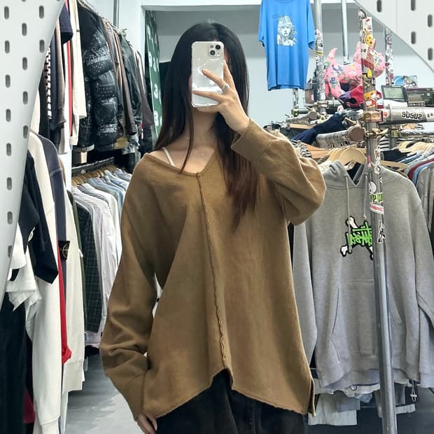 캐피탈 스웨터 브이넥 니트