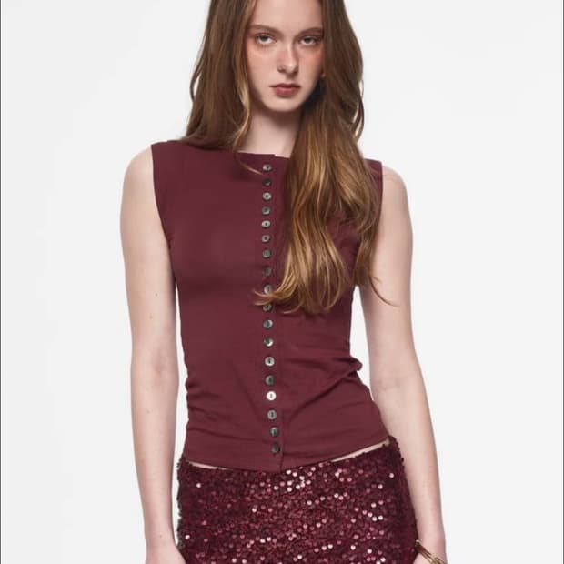 투머치택스 자개 버튼 슬리브리스 탑 마룬