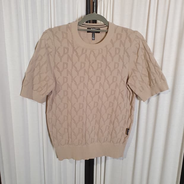 DKNY 로고 패턴 반팔 니트 Beige. 2508556