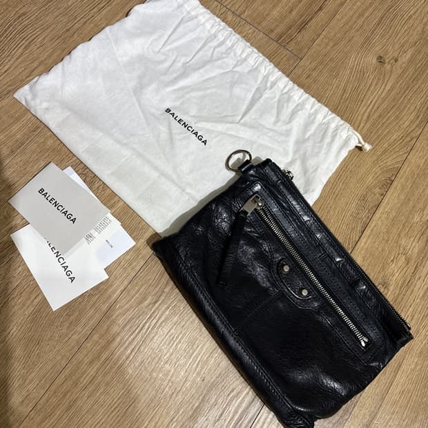 발렌시아가 모터백 클러치 블랙