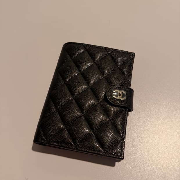 샤넬 골드 로고 클래식 캐비어 여권 카드 지갑 블랙 브라운