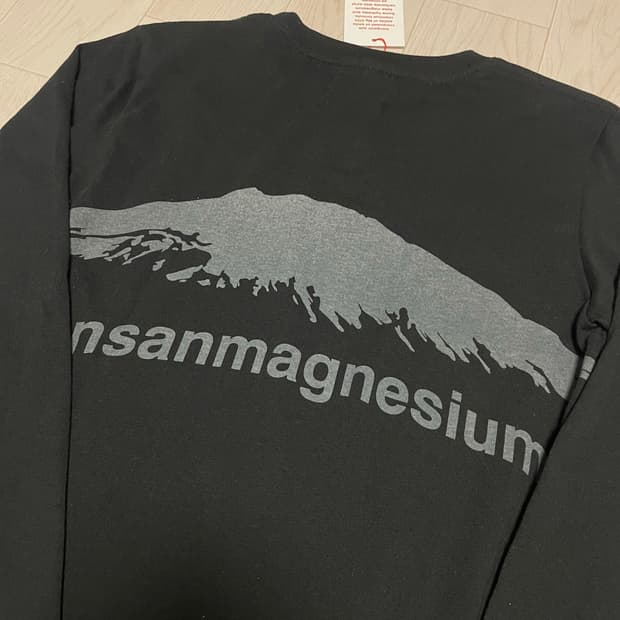 [새상품]탄산 마그네슘 마운틴 롱슬리브 (블랙) 1사이즈 팝니다