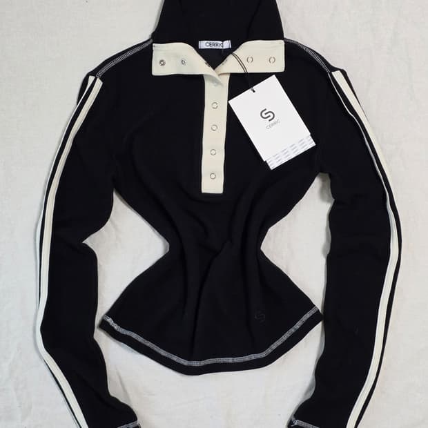 CERRIC 세릭 라인 하이넥 버튼 니트 탑