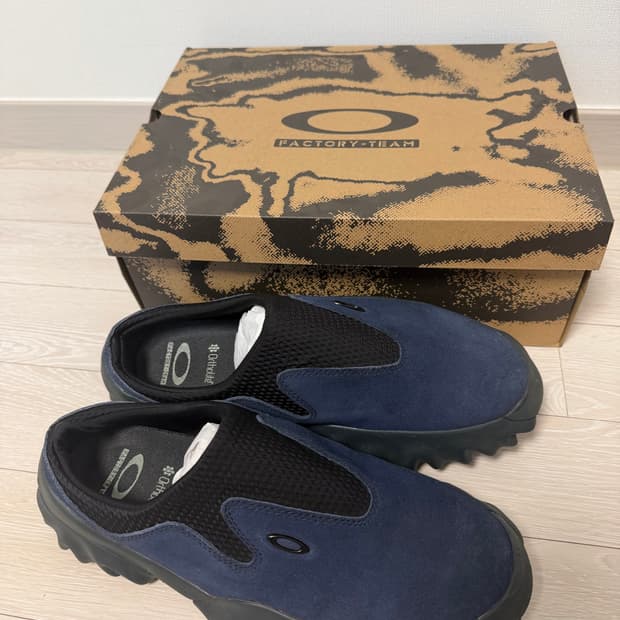 오클리 x 브레인 데드 팩토리 팀 찹 쏘우 뮬 네이비 280