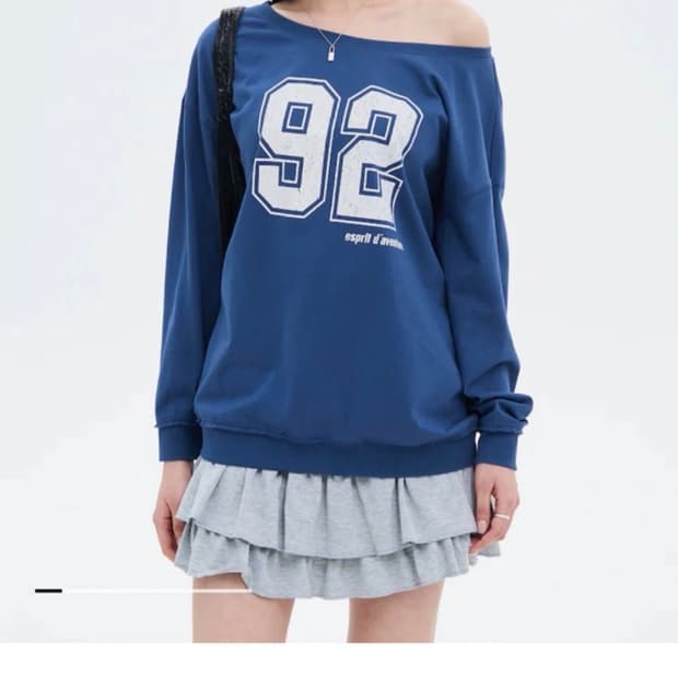 에잇세컨즈 언밸런스 오프숄더 티셔츠