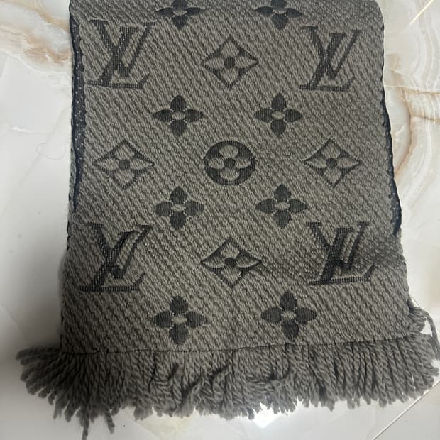 루이비통 로고마니아 머플러 (새제품)