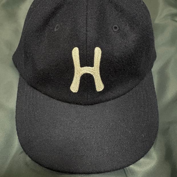 헬로선라이즈 H 로고 울 볼캡 (다크 네이비)