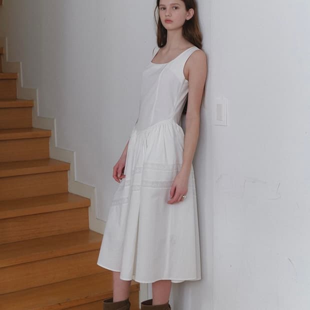 어랜 다이애그널 레이스 플레어 롱 원피스