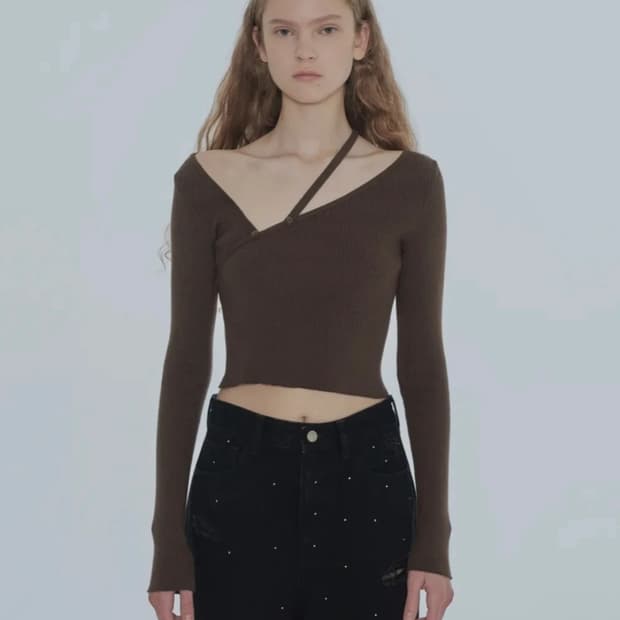 다이애그널 STRAP BUTTON KNIT TOP (brown)