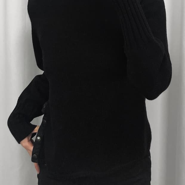 버버리 스냅 버튼 블랙 니트