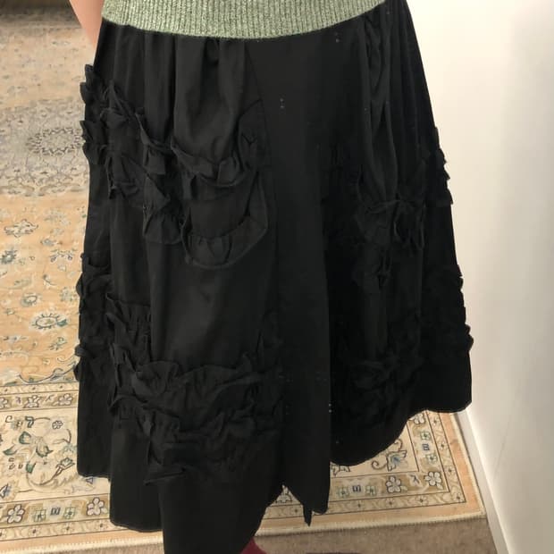 블랙 프릴 미디 스커트