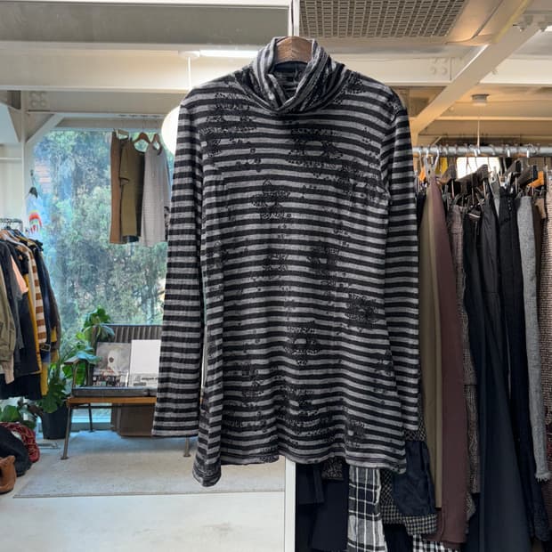 Gabardine k.t 스트라이프 하이넥 니트