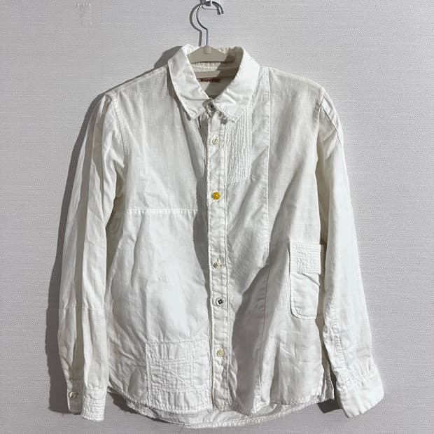 캐피탈 버튼 디테일 셔츠