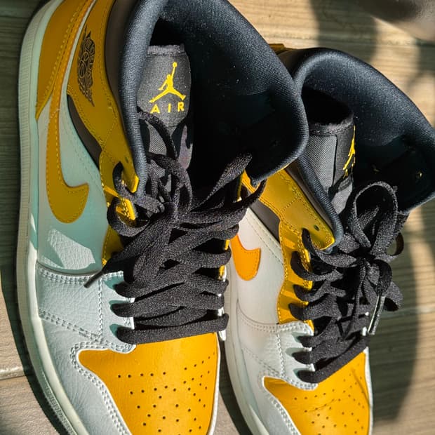 Jordan 1 Mid White University Gold