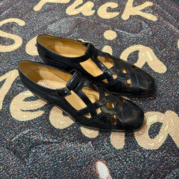 구찌 펀칭 컷아웃 브로그