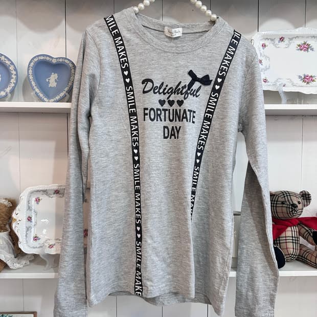 그레이 리본 레터링 티셔츠