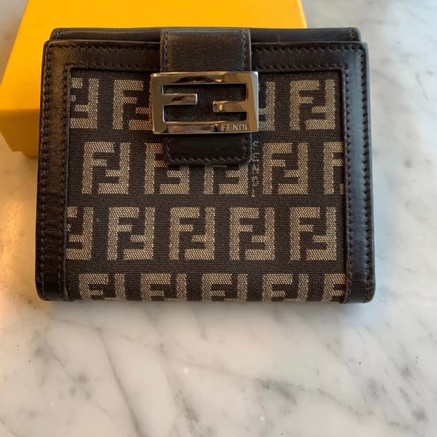 펜디 주카 버클 지갑