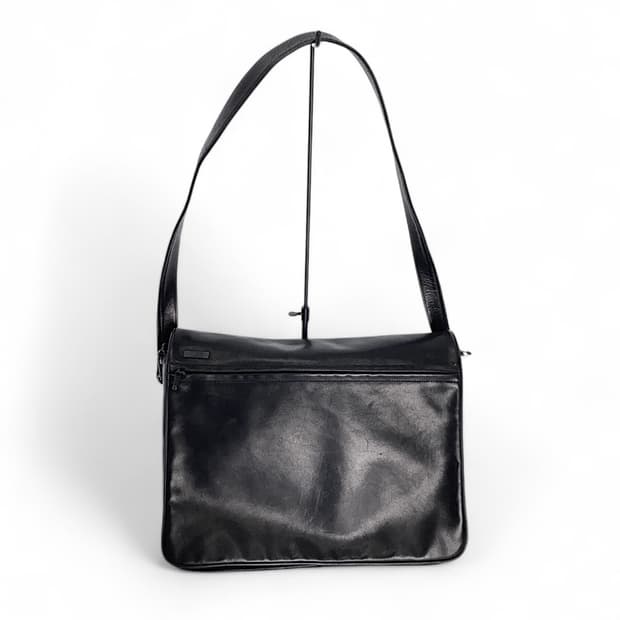 이세이미야케 90s 아카이브 카프스킨 플랩 메신저백