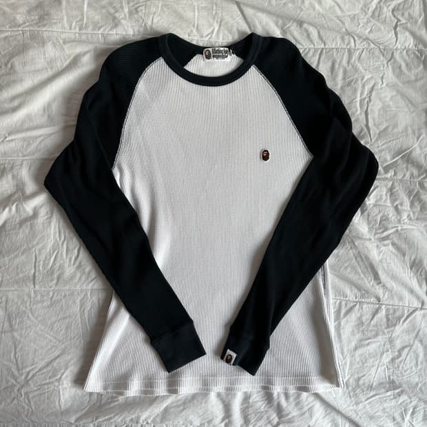 베이프 블랙 화이트 배색 와플 롱슬리브 