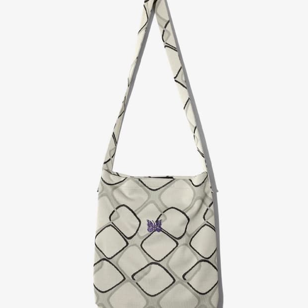 니들스(Needles) 폴리 자카드 소재 북백