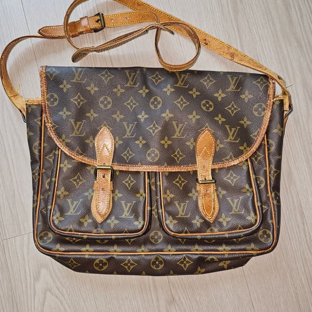 LOUIS VUITTON Gibeciere GM
